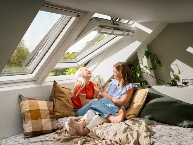 Heller Dachraum mit automatisch geöffneten VELUX Dachfenstern